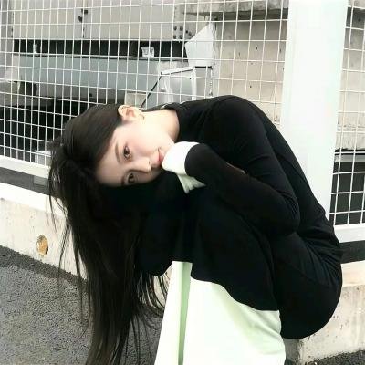 独家爆料：人气爱豆私下抽烟，工作室紧急辟谣，凌晨